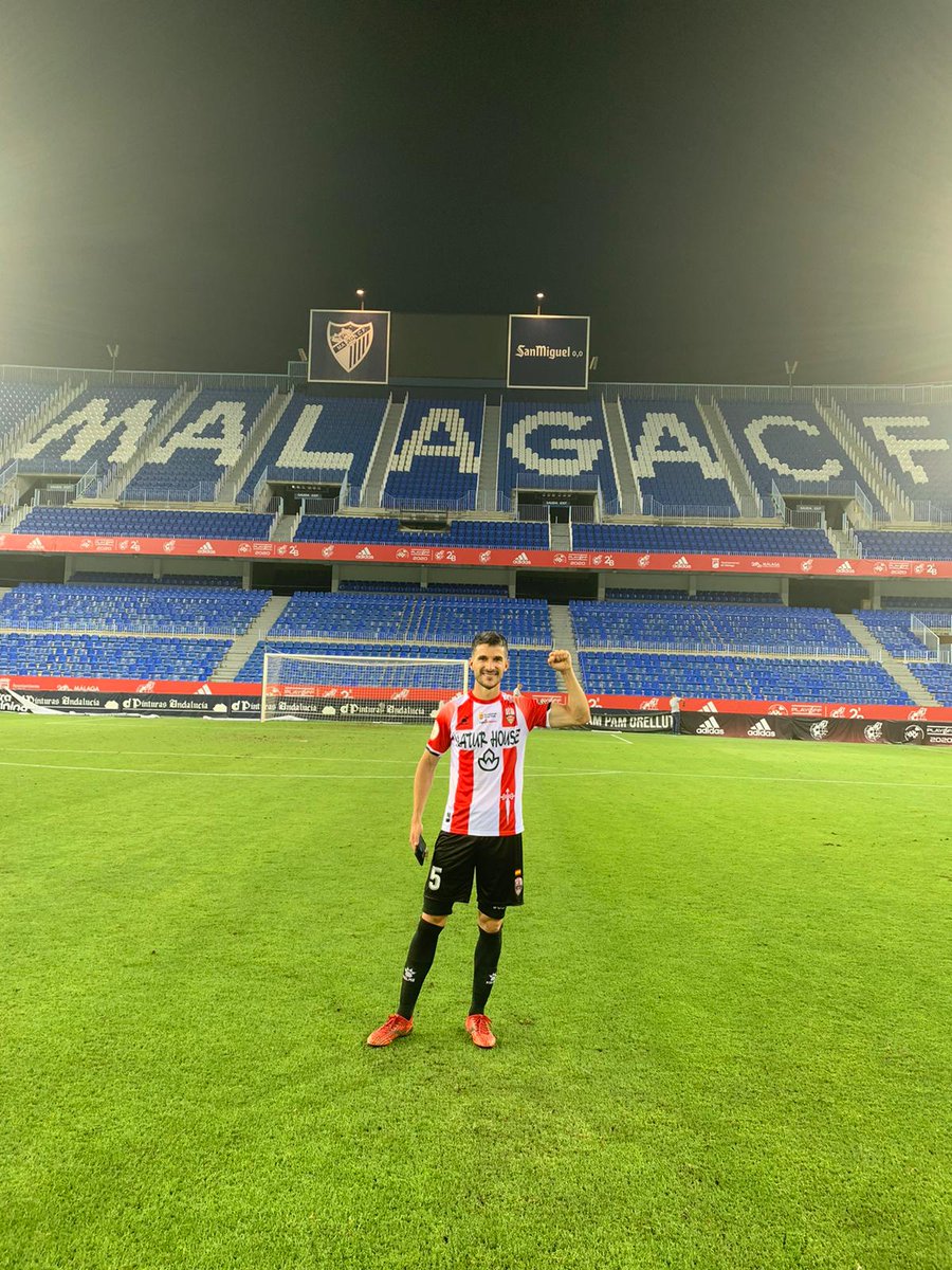 MichelZabaco's tweet photo. Siii! Muy orgulloso de todos, broche de oro a una gran temporada!! Ascenso increíble después de todo lo vivido @UDLogrones! #graciasafición 💪💪🔴⚪🔴🥂🥂 https://t.co/xJ2YaOKyLU
