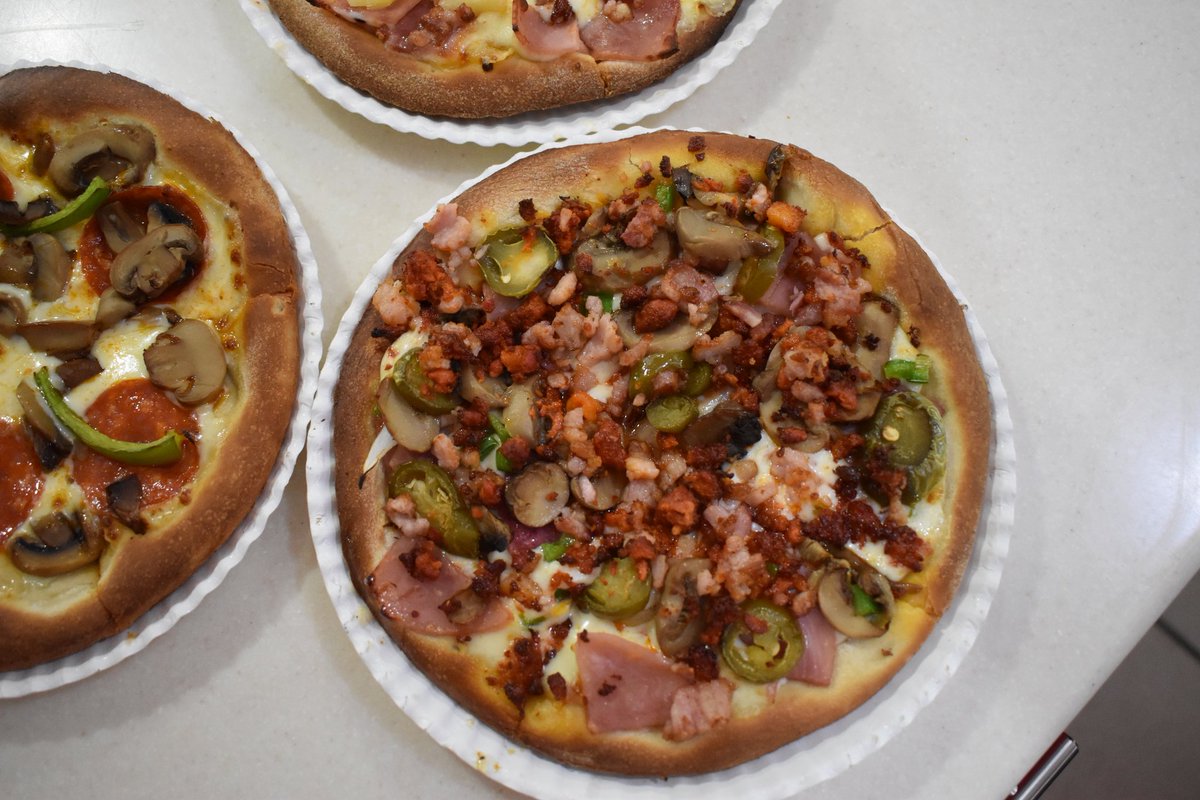 dadospizza's tweet photo. El mejor día para comer todo el día  #pizza #FelizDomingo https://t.co/g1WAO9z4Qd