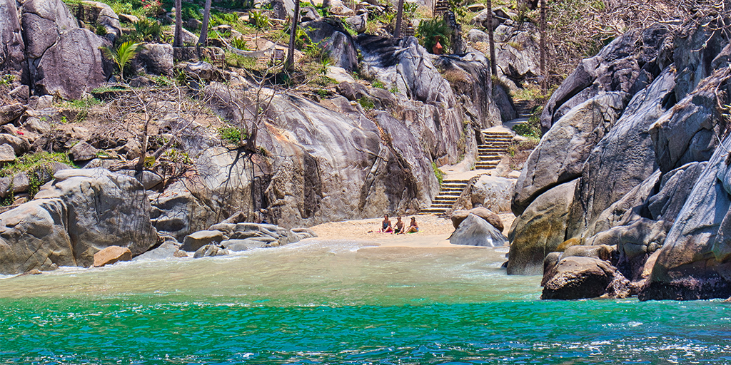 PuertoVallarta's tweet photo. 🌴🌊🤩 Conocida como la playa más pequeña de México, #PlayaColomitos es ideal para aquellos que aman el ecoturismo. ¡Revive tu deseo de viajar a #PuertoVallarta! https://t.co/EYEbrnF7nJ https://t.co/oqTdl4Owkp