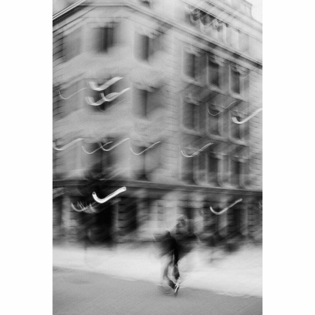 Tele•port.
.
.
#bnw_international #motionblur #bnw_planet #artisticphoto #streetpixelz #bnwmood #contemporaryphotography #warsawphotographer #bnw_mood #bnw_greatshots #streetphoto_bnw #bluronpurpose #camerapainting #doubleyedge #icmphotography #stree… instagr.am/p/CC1Fjl2nRw0/