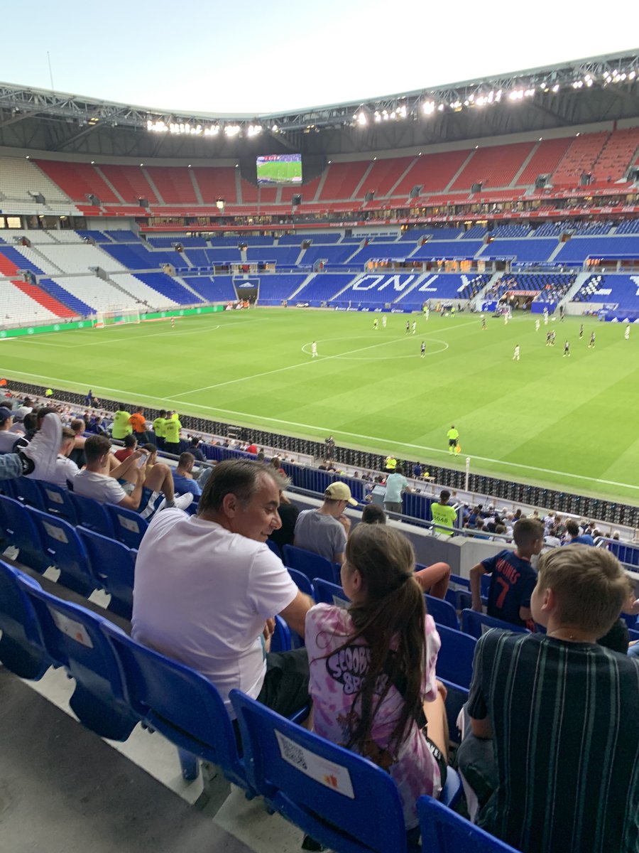 ArtUpLyon's tweet photo. Quel bonheur de retrouver la maison @GroupamaStadium 🔴🔵. merci au #Lyon1950 pour l'ambiance #OLCEL 2-1 💪🇫🇷 #BG87 https://t.co/4jM3MU6rZK