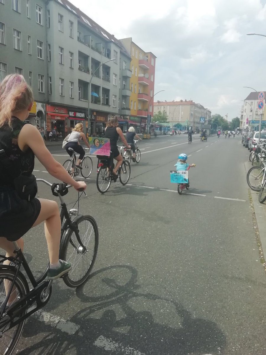 leleland_22's tweet photo. Hab heute zum ersten Mal Kinder auf der #Hermannstrasse Fahrrad fahren sehen. Wir werden so lange demonstrieren bis die jeden Tag so fröhlich radeln können, wie die Kleine im Bild. Und zwar auf der ganzen Strecke @hermannstr4alle https://t.co/ufuArW2JQ1