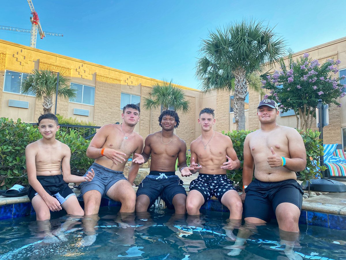 JStrongQB4's tweet photo. Good time chilling with my dudes yesterday...  We will be putting in some work today @ESPN300News Elite Underclassman Camp‼️@HamiltonESPN #ESPN300 @_Ser1gio @kalebeazyflex1 @NoahP2023 @networknate07 @simplyCoachO https://t.co/Vc4hPG5v4j