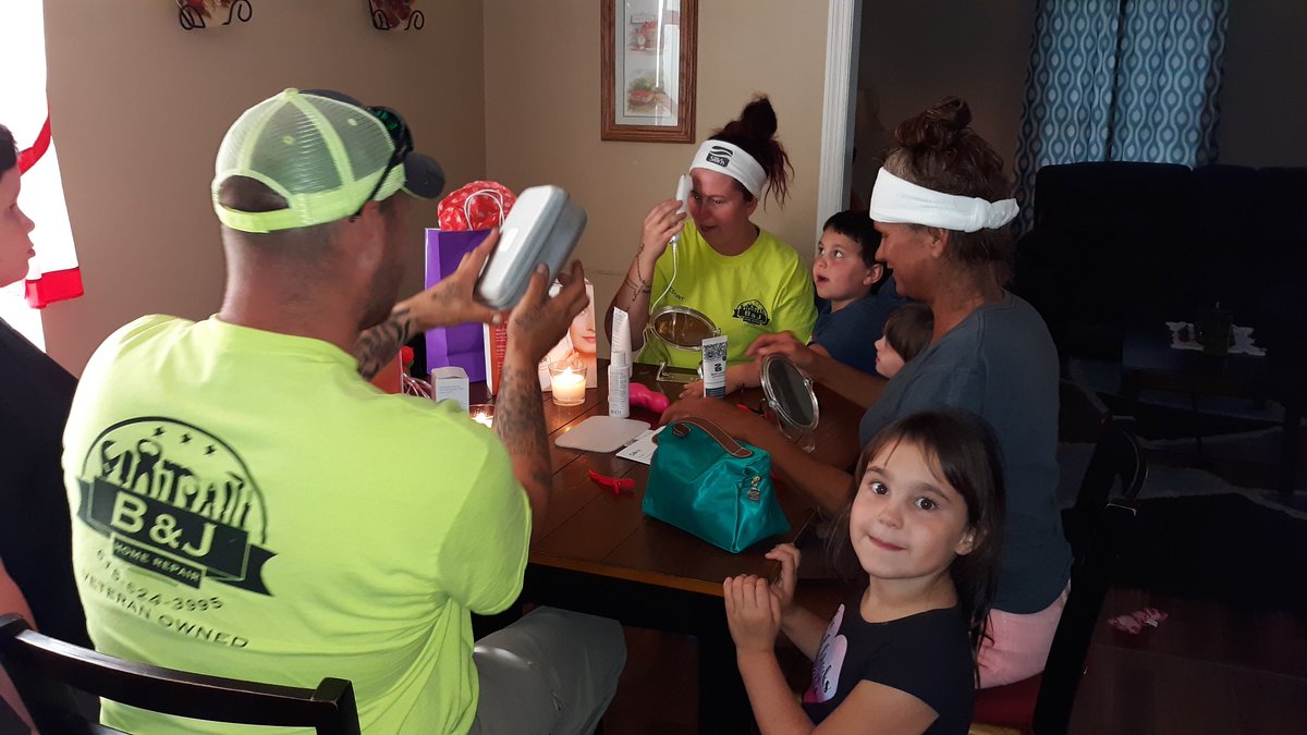 MrsTanyaKirk's tweet photo. Pics of me showing my Silk'n Titan Anti-Aging Party guests how to get started on her 1st #SilknTitan treatment, after watching me do a live Titan treatment, on myself. All she kept saying was "This feels so good -WOW!😊She even ordered her own! #Tryazon
#TryazonTitan https://t.co/KtaP4w22zF