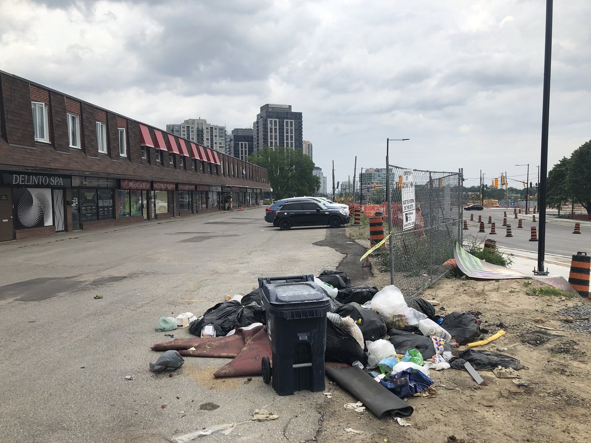 atom_pierce's tweet photo. @311Toronto can you please pick up the garbage at the corner of Bloor St West and Prennan Ave. It’s been her for close to a month now. https://t.co/HYN9brYQfN