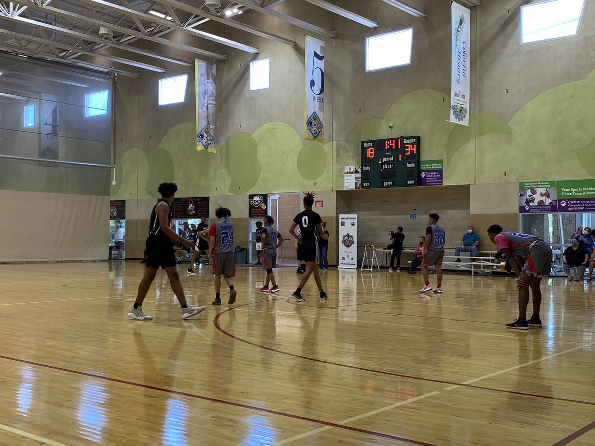 AlamoCityHoops1's tweet photo. Both times grinding!
@AtxCapitals 34
@SAMustangsBball 18
Caps are the bigger longer team, but Coach Martinez boys never stop, bringing the effort 
#AlamoCityHoops #CenTXHoopsfest https://t.co/b8ktgLV0ov