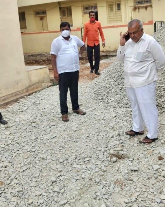 RLR_BTM's tweet photo. 🔹 Visited #DevegowdaLayout to inspect the ongoing road work there. Instructed the officials to complete the metalling work for the road in the next 2-3 days to avoid inconveniencing the commuters.
#BTMLayout https://t.co/JKe13FN9x4