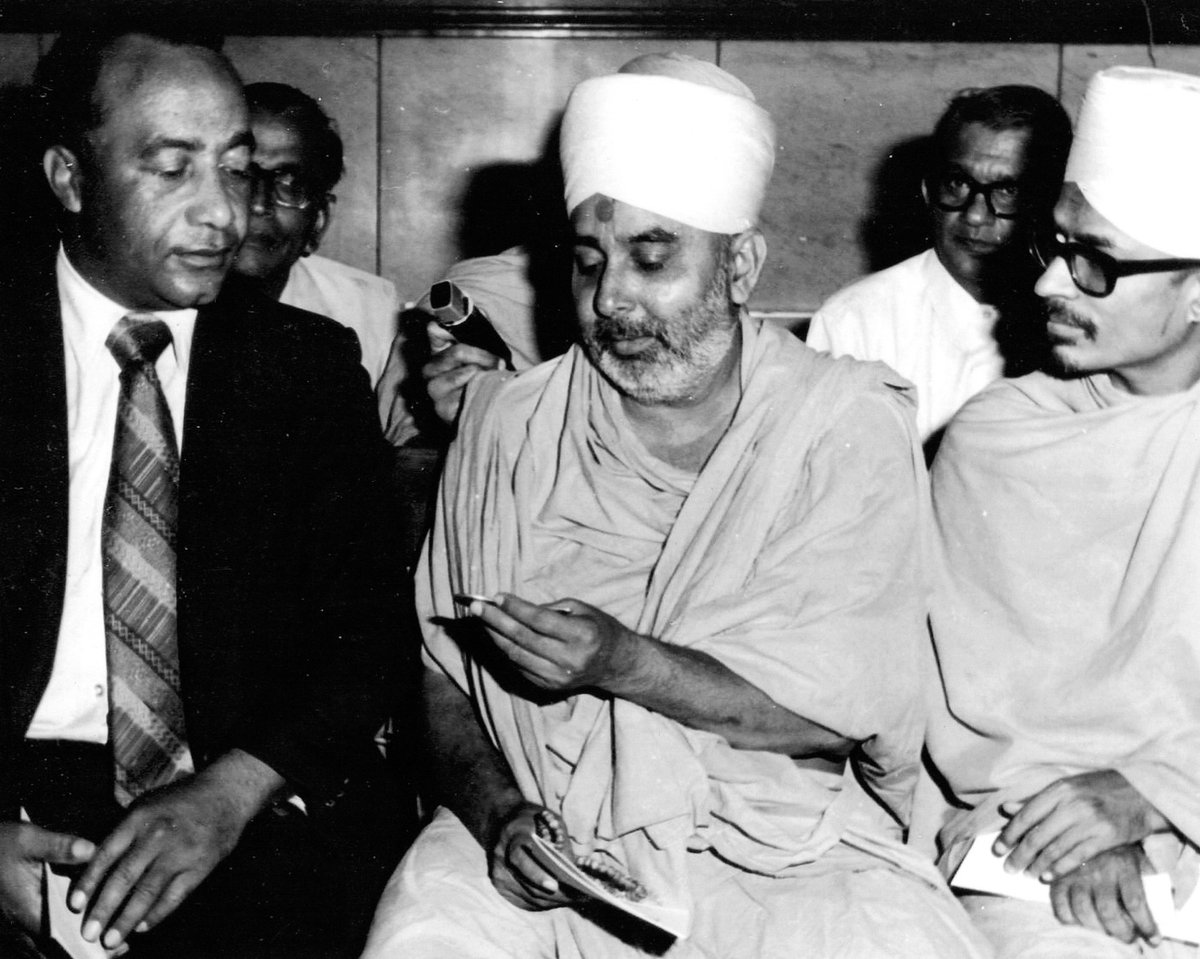 BAPS_PubAffairs's tweet photo. On this day in 1974, HH Pramukh Swami Maharaj visited Cincinnati City Hall to meet Mayor Theodore M. Berry &amp; to receive the ‘Key to the City.’ Swamiji also visited a 108-year-old synagogue &amp; the Council of Christian Communion to meet with faith leaders. https://t.co/dMgPSouySL