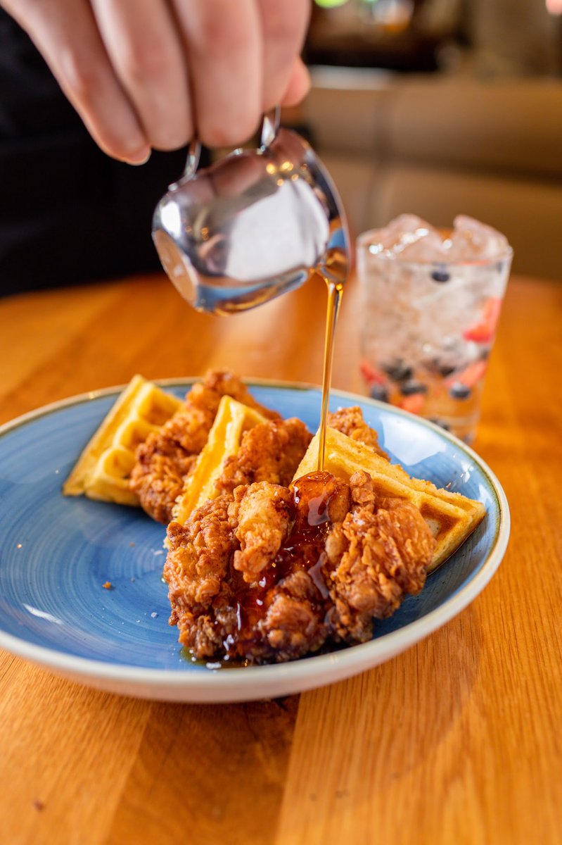 BullaGastrobar's tweet photo. More syrup, please. These Chicken & Waffles are Brunch Goals. πΎ βοΈ πͺπΈ #Foodie #Brunch #DineIn #SupportLocal #StaySafe #SafeDineIn https://t.co/xLIkfaR7sy