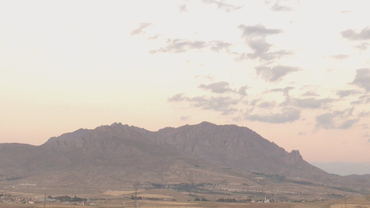 Dağların eteğinde ezik durmaktansa, dağlardaki  en güzel yükseklere çıkmaya bakmalıyız.