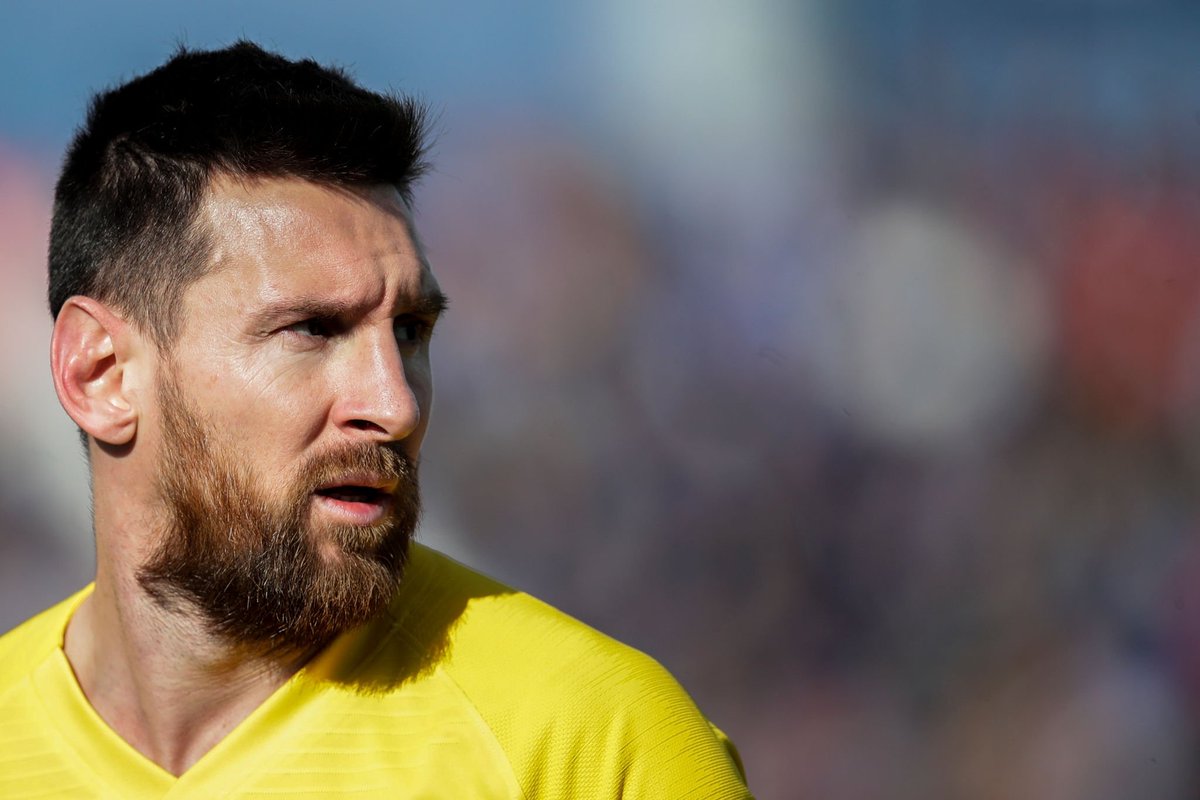 InvictosSomos's tweet photo. Saluden al único futbolista en toda la historia del juego que ha logrado ¡¡12 TEMPORADAS SEGUIDAS!! marcando 30 goles o más. Y lo consiguió sin ser centrodelantero. En otra dimensión. EL MEJOR DE TODOS. https://t.co/lcqT7mYZHj
