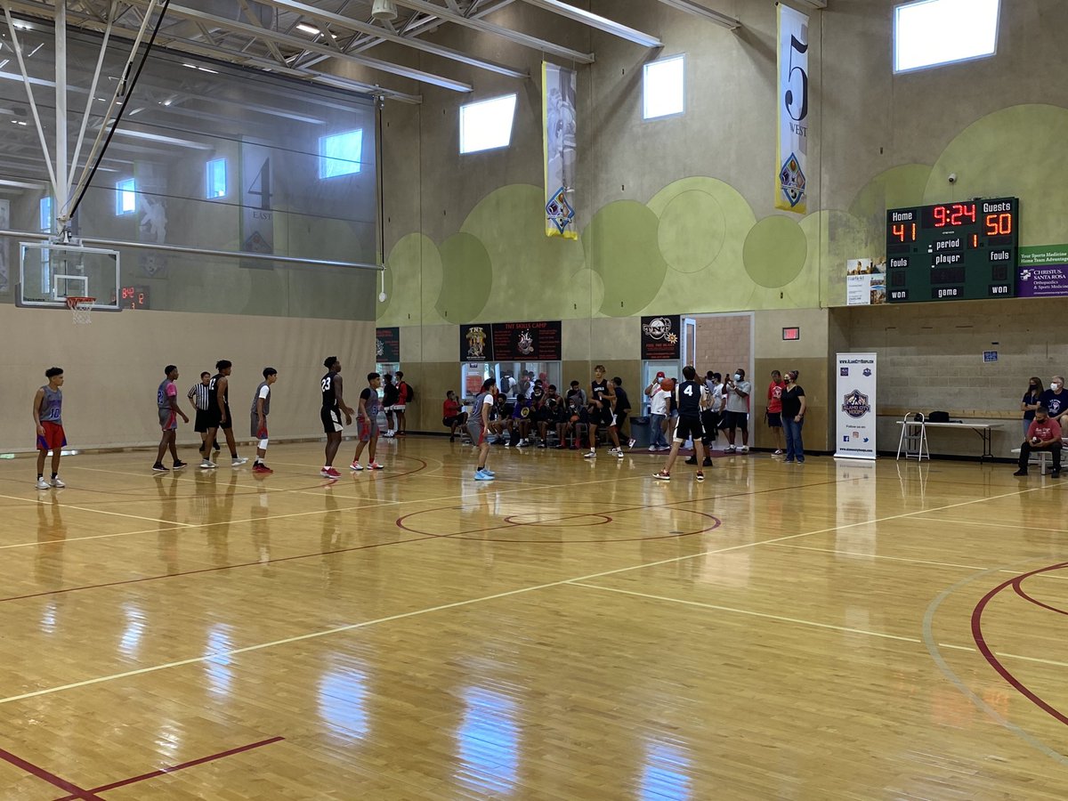 AlamoCityHoops1's tweet photo. 9pt game, ⁦@AtxCapitals⁩ still in front 50-41 over ⁦@SAMustangsBball⁩ 
#AlamoCityHoops #CenTXHoopsfest https://t.co/UzN4ZEAxzN