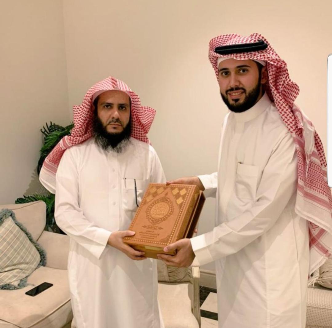 abdulmged113's tweet photo. @75_ckf4 @MohamedShami_ @AlhoodaM إهداء للشيخ الدكتور/ خالد المهنا إمام المسجد النبوي من قبل الدار. https://t.co/d35DHrQV73