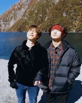 i’ll end this thread with some pictures of jikook holding hands cause luckily they manage to do it more often than not 