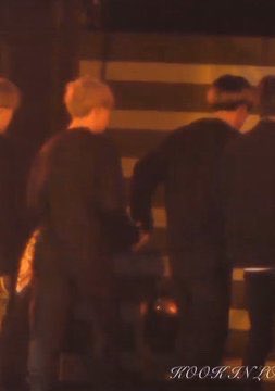 i’ll end this thread with some pictures of jikook holding hands cause luckily they manage to do it more often than not 