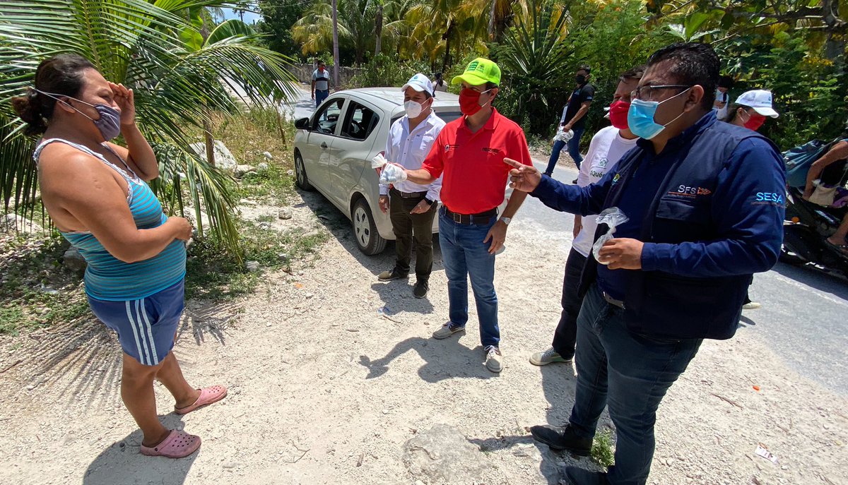 PedroJoaquin's tweet photo. Cerramos la semana visitando #LasFincas, donde entregamos de manera gratuita productos para desinfección del agua, alimentos y control larvario, también reiteramos a la ciudadanía las medidas que deben tomar ante el #COVID19.
#FuerzaCozumel👊🏼 https://t.co/ODzNO5mFmL