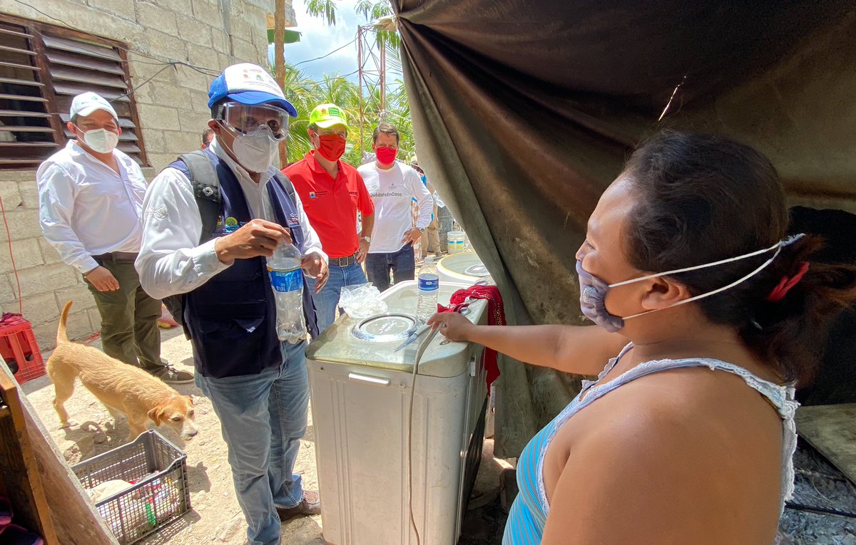 PedroJoaquin's tweet photo. Cerramos la semana visitando #LasFincas, donde entregamos de manera gratuita productos para desinfección del agua, alimentos y control larvario, también reiteramos a la ciudadanía las medidas que deben tomar ante el #COVID19.
#FuerzaCozumel👊🏼 https://t.co/ODzNO5mFmL