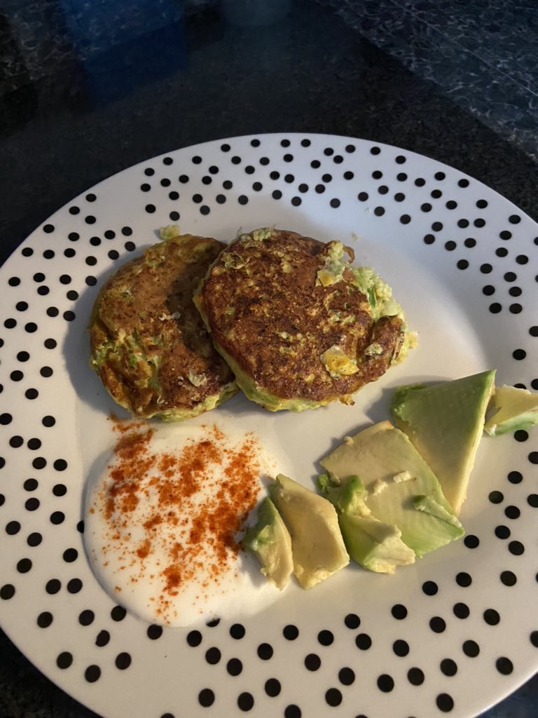 laura_lou_44's tweet image. Sweet corn fritters and avocado with chilli tonight. Cycle one #90Dayplan