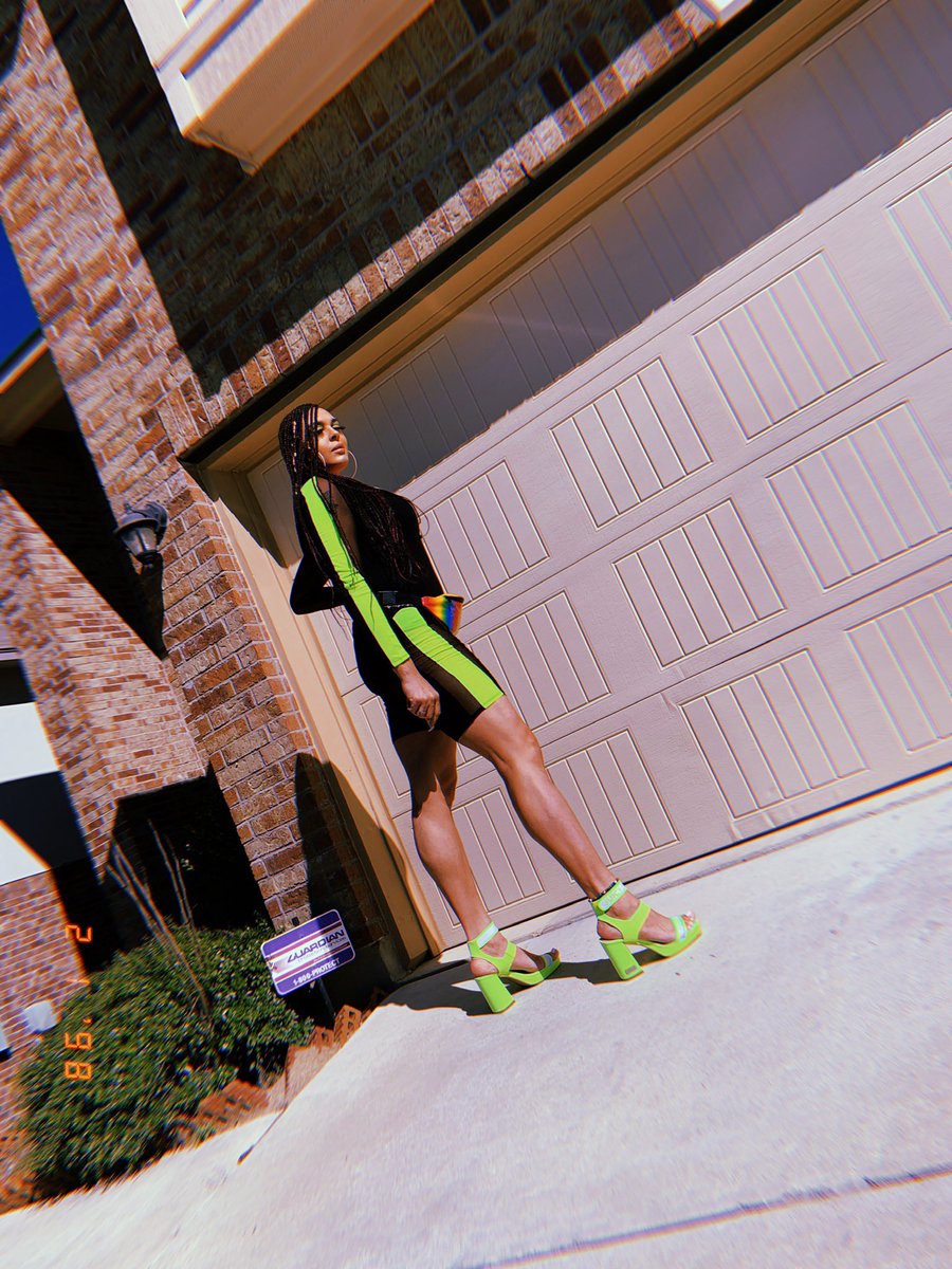 SJoi1's tweet image. #TallGirlTwitter #TallGirls #formermodel #modelvibes #6foot1inchesflat #skyscraper #legs #cancercolor #limegreen