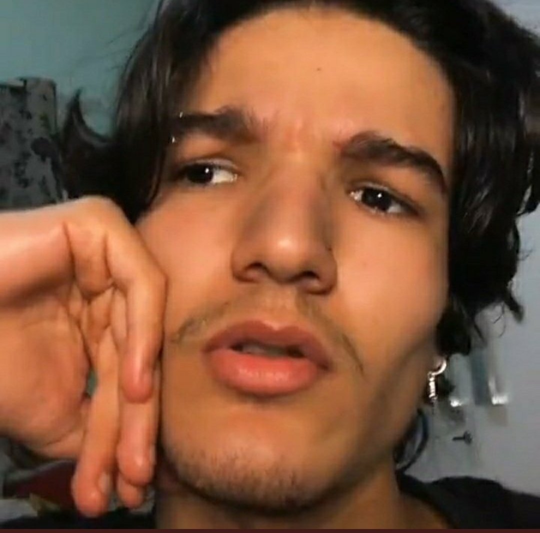 maferbr2008's tweet photo. De um lado temos um menino que xinga mulheres pq tem estrias e é machista,e do outro lado temos o Mário,um menino q não faz nada de errado,só traz conteúdo e aumenta a auto estima das mulheres ,,e está recebendo hate///nada pra mim https://t.co/UNrODmRb9e