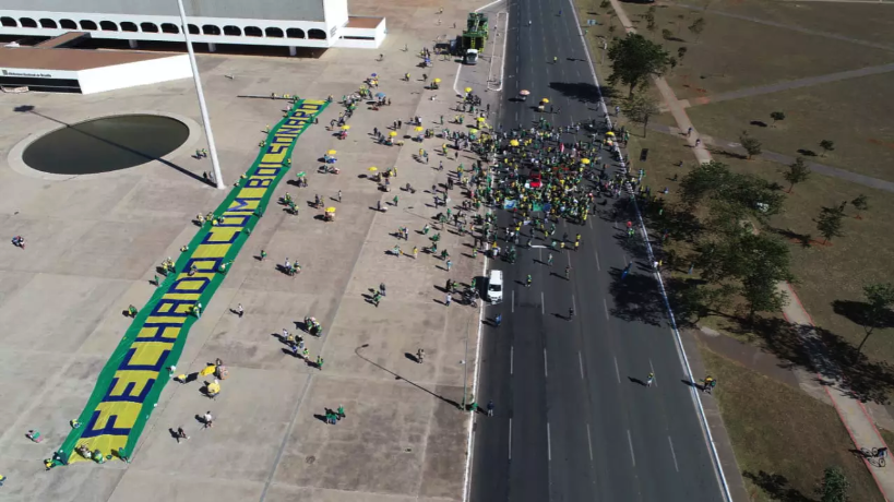 direitasiqueira's tweet photo. CHOOOORA PETEZADA!!!!😭 

OLHA BRASÍLIA HOJE!👇

A MIDIA TENTA ESCONDER MAS NÃO TEM JEITO - O POVO ESTÁ 100% FECHADO COM BOLSONARO!😎🇧🇷 https://t.co/C9rECe04UX