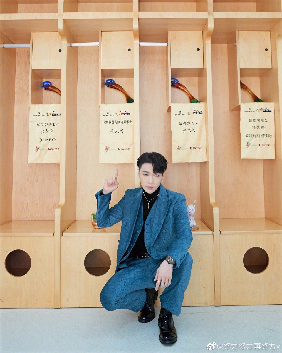 lyixingandexo's tweet photo. อี้ชิงโพสในเว่ยว่า  'Here again'    อิชั้น​ = เปียกปอน😭😭😭😭 https://t.co/Wup2WJsQyC