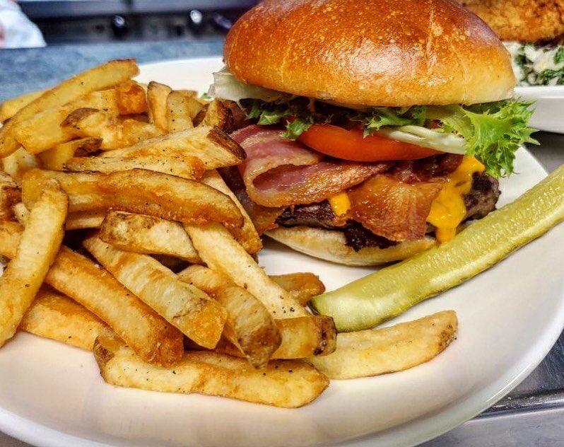 cheshirecatpub's tweet photo. Beauty breeze today on the patio still room for all seatings tonight! Fish and chips, burger, all the good stuff available for take out or dine in. Plus a tap list that is right on point including @matronfinebeer Janky and @bloodbrothersbrewing Shumei https://t.co/GlL82Drfrq
