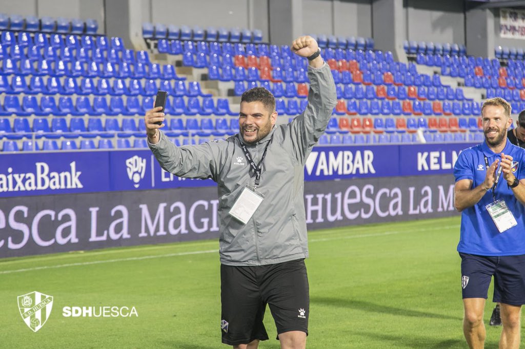 AdrianMallen's tweet photo. Asimilando de nuevo que hemos vuelto a hacer HISTOR1A! AÚPA HUESCA! Fieles Siempre Sin Reblar! Orgulloso de pertenecer a ésta pequeña gran familia! 🔵🔴⚽️🧤@SDHuesca https://t.co/qzKJJGGvDO