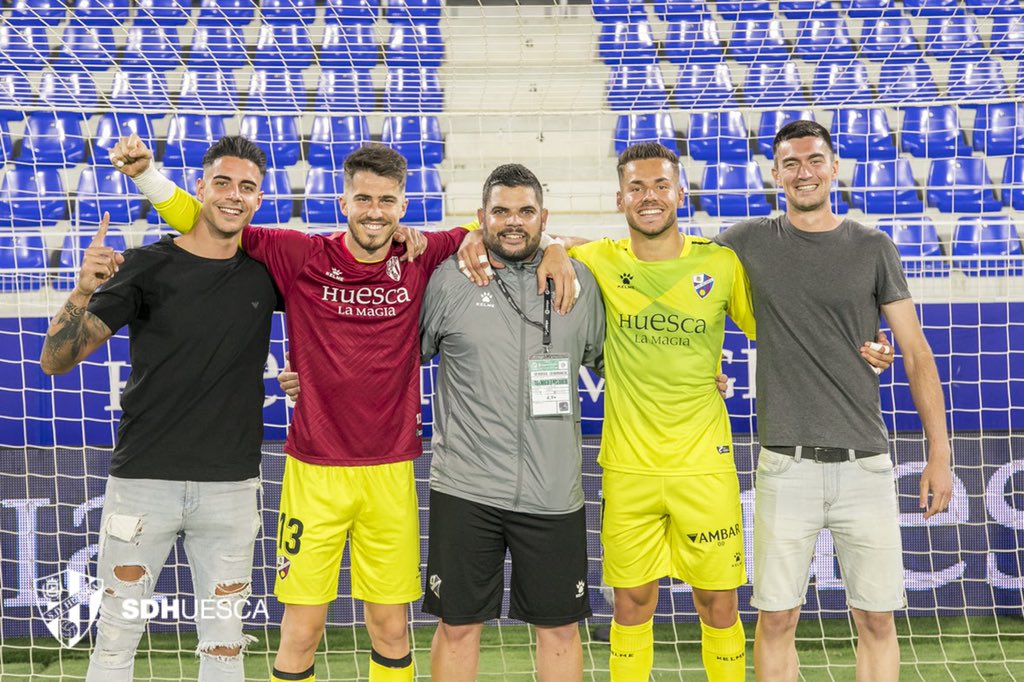 AdrianMallen's tweet photo. Asimilando de nuevo que hemos vuelto a hacer HISTOR1A! AÚPA HUESCA! Fieles Siempre Sin Reblar! Orgulloso de pertenecer a ésta pequeña gran familia! 🔵🔴⚽️🧤@SDHuesca https://t.co/qzKJJGGvDO