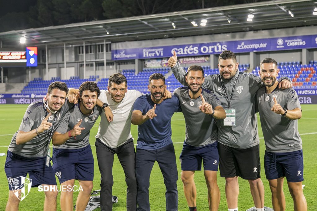 AdrianMallen's tweet photo. Asimilando de nuevo que hemos vuelto a hacer HISTOR1A! AÚPA HUESCA! Fieles Siempre Sin Reblar! Orgulloso de pertenecer a ésta pequeña gran familia! 🔵🔴⚽️🧤@SDHuesca https://t.co/qzKJJGGvDO