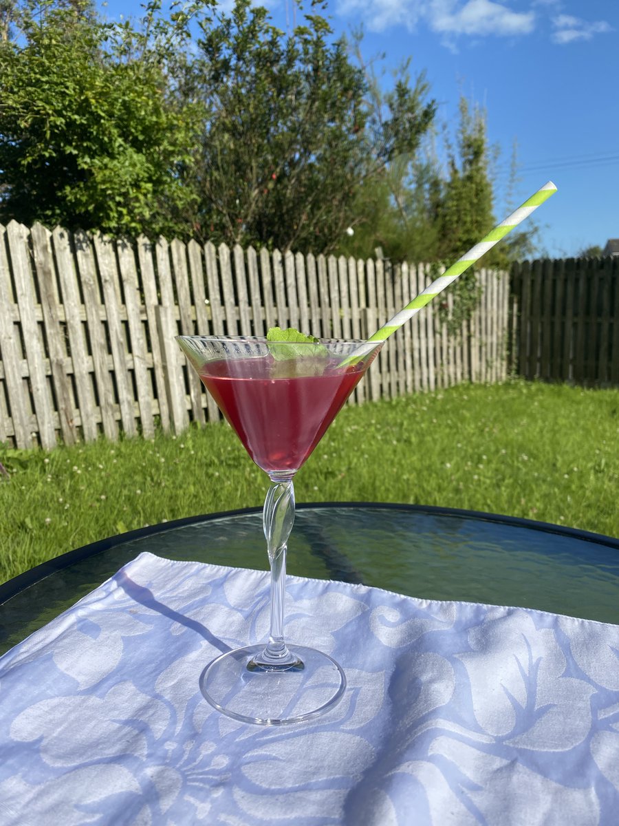 philipnolan1's tweet photo. #WeekendCocktail Pomegranate Martini
Juice of one pomegranate
Juice of half a lime
20ml Cointreau (or any triple sec)
40ml vodka
Shake with lots of ice and serve with pomegranate seeds https://t.co/DPBqy6M3g4