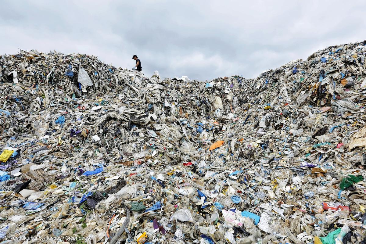 Greenpeace's tweet photo. Our plastic problem is out of control. This #PlasticFreeJuly, let’s choose a future with cleaner communities and oceans through refusing single-use plastics. Demand companies take action >> https://t.co/sAPv2RzM5u https://t.co/ckA9J9ygYu