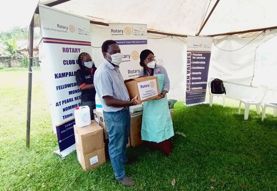 rckampalanorth's tweet photo. On Friday 17th July, Our Opportunity President Fred led the team to ST. STEPHENS HOSPITAL and donated PPEs and some protective gear to help the health workers in the fight against COVID-19 pandemic.
#RotaryOpensOpportunities #COVID19 #RCKNFellowship
#100ActsOfGood @Rotary https://t.co/jLjpULTLmq