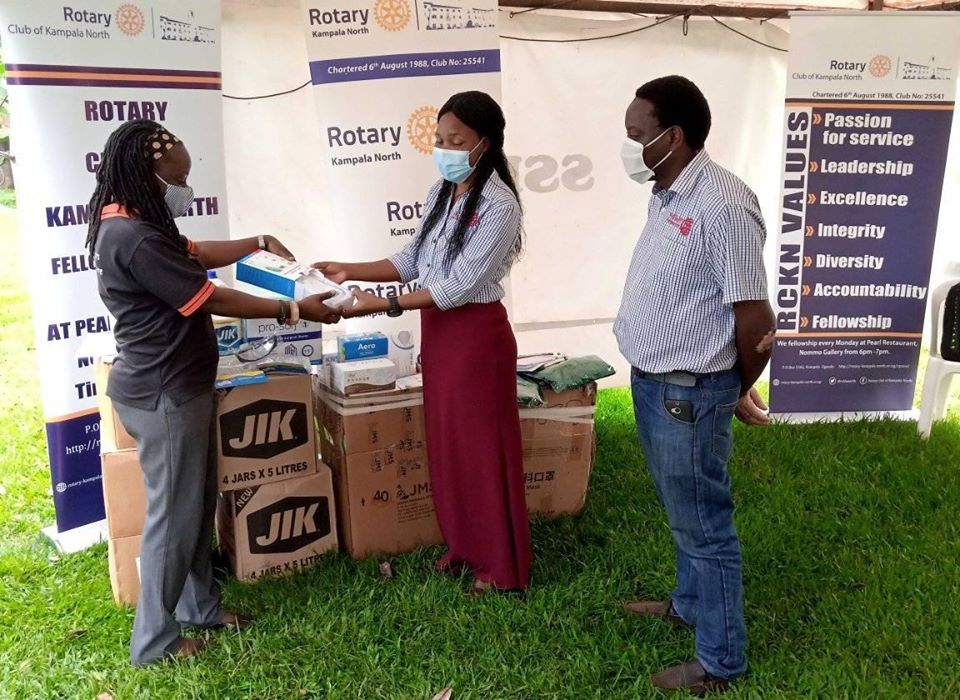rckampalanorth's tweet photo. On Friday 17th July, Our Opportunity President Fred led the team to ST. STEPHENS HOSPITAL and donated PPEs and some protective gear to help the health workers in the fight against COVID-19 pandemic.
#RotaryOpensOpportunities #COVID19 #RCKNFellowship
#100ActsOfGood @Rotary https://t.co/jLjpULTLmq