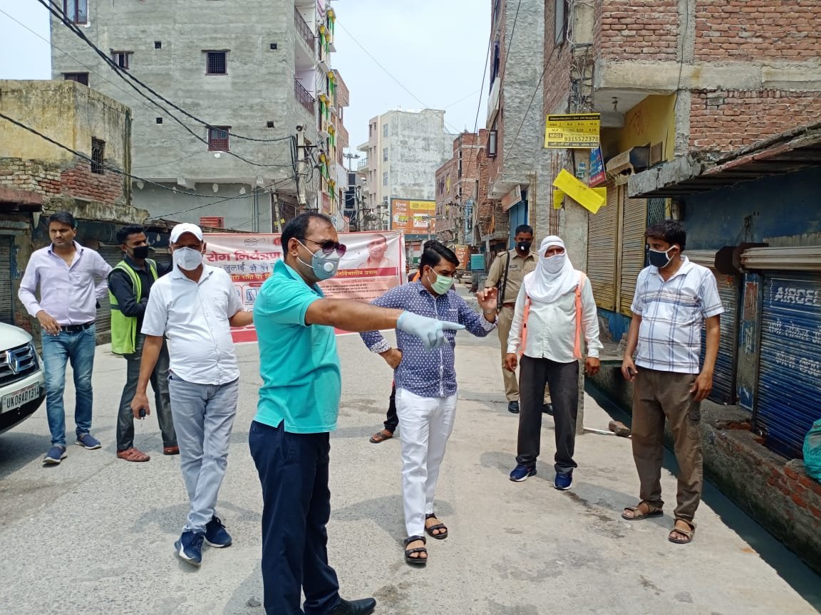 आज नगर पालिका खोड़ा द्वारा संचालित संचारी रोग अभियान के तहत पालिका के कई क्षेत्रों का निरीक्षण ,अधिशासी अधिकारी महोदय द्वारा किया गया । पालिका द्वारा की जा रही सेनेटाइजेशन की व्यवस्था को देखा गया.
#SwachhBharat #DMghaziabad