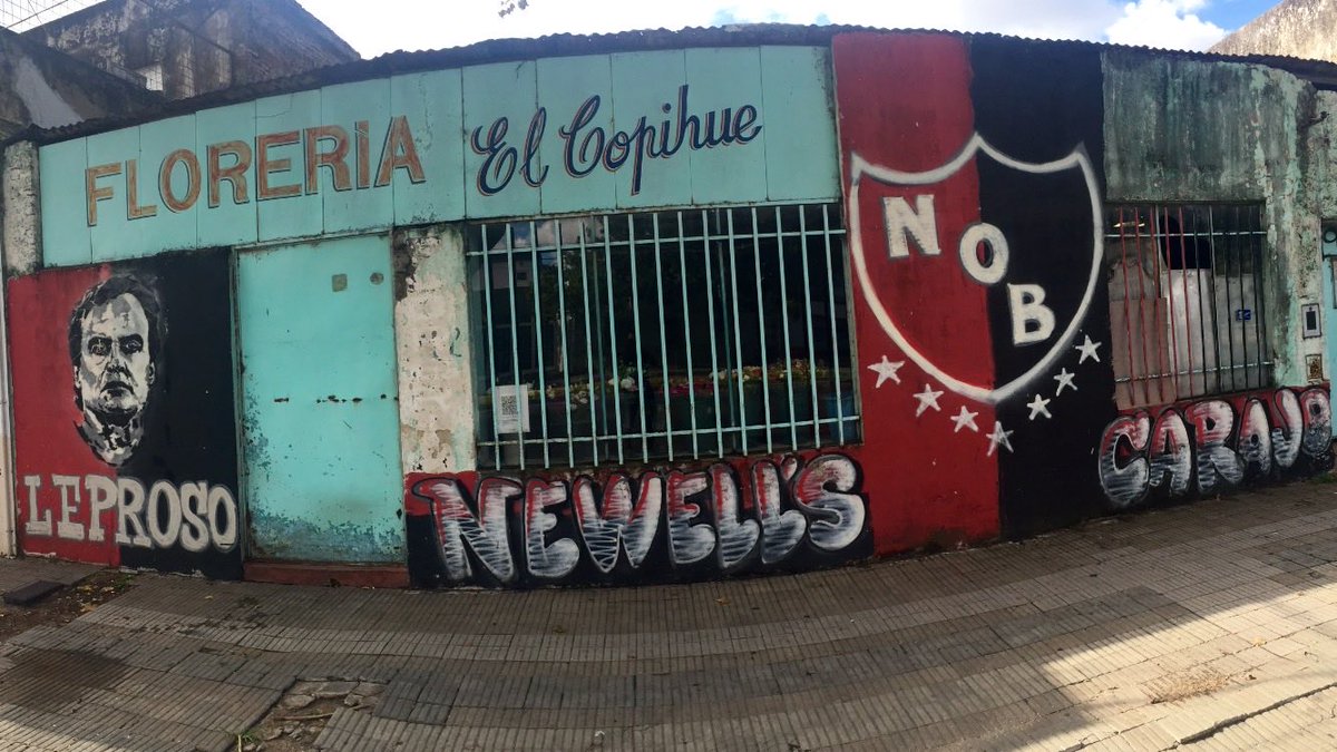 Bielsa devient tout de suite le nouveau visage de Newell’s et acquiert une forte notoriété dans les rues de Rosario. Newell’s vient de remporter le tournoi d’ouverture avec un entraîneur qui réalise sa 1ère saison en tant qu’entraîneur en chef