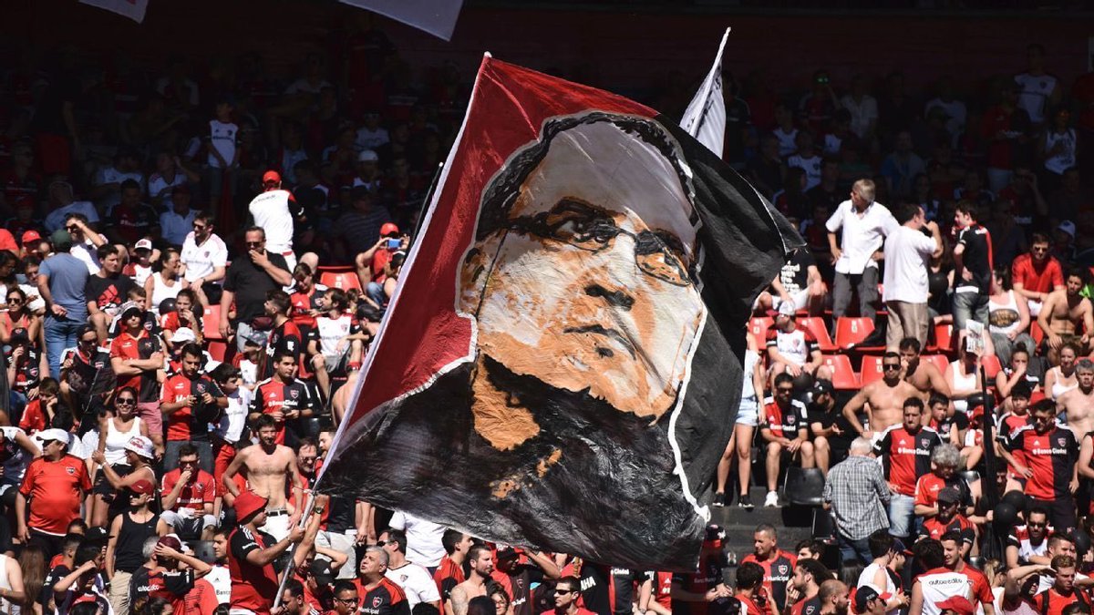 Malgré ce départ précipité, en 24 mois Bielsa devient une légende des Newell’s Old Boys. Plus que les titres, c’est sa vision du foot, sa personnalité, son attachement aux jeunes et ses méthodes novatrices qui crée un engouement autour de ce jeune technicien