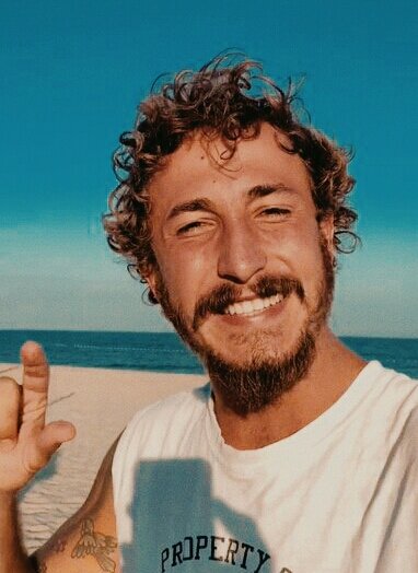 "Ah o güzel gözlerin
Döndürüyor başımı
Lütfen seni izlerken 
Hor görme bu telaşımı"