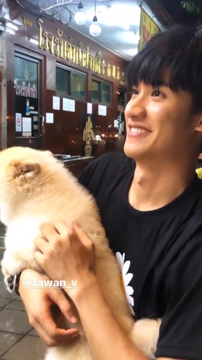 evamiaww's tweet photo. manusia paling banyak omong tapi pinter, paling ceroboh tapi bijak, paling bobrok tapi tamvan 😭👎🏻 Love u mas @Tawan_V 
#Taytawan29thbirthday https://t.co/R7H7NiM4WO