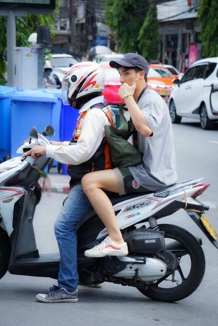 evamiaww's tweet photo. manusia paling banyak omong tapi pinter, paling ceroboh tapi bijak, paling bobrok tapi tamvan 😭👎🏻 Love u mas @Tawan_V 
#Taytawan29thbirthday https://t.co/R7H7NiM4WO