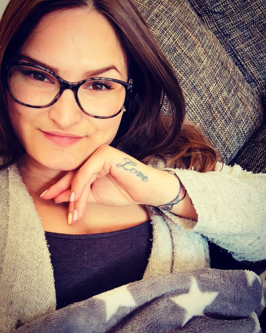 Nach einem feucht fr&ouml;hlichen Wochenende, heute einen Abend auf dem Sofa 🥰 . #happy #happygirl #greadweekend<a href="/tag/home"class="tags"><span>#home</span></a><a href="/tag/happy"class="tags"><span>#happy</span></a><a href="/tag/germany"class="tags"><span>#germany</span></a><a href="/tag/happygirl"class="tags"><span>#happygirl</span></a><a href="/tag/sunday"class="tags"><span>#sunday</span></a><a href="/tag/netflixandchill"class="tags"><span>#netflixandchill</span></a>