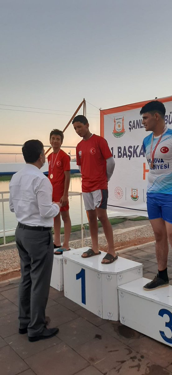 sanliurfabld's tweet photo. Bu yıl birincisi düzenlenen “Başkanlık Kano Yarışması” neticelendi. Dereceye giren sporcuların ödüllerini Genel Sekreterimiz @mahmut_krk takdim etti🥇

Yapılan organizasyonlar ve teknik altyapısıyla bölgede tek olan SUKAY, alanında marka olmaya şimdiden aday. https://t.co/CpEwde9Sf7