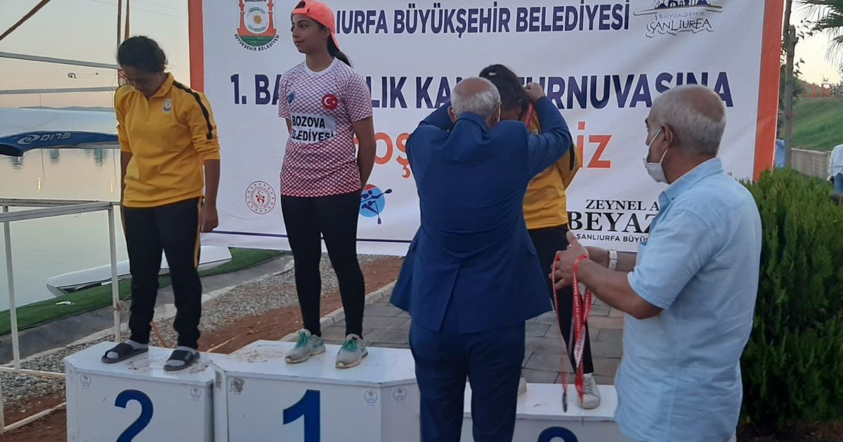sanliurfabld's tweet photo. Bu yıl birincisi düzenlenen “Başkanlık Kano Yarışması” neticelendi. Dereceye giren sporcuların ödüllerini Genel Sekreterimiz @mahmut_krk takdim etti🥇

Yapılan organizasyonlar ve teknik altyapısıyla bölgede tek olan SUKAY, alanında marka olmaya şimdiden aday. https://t.co/CpEwde9Sf7