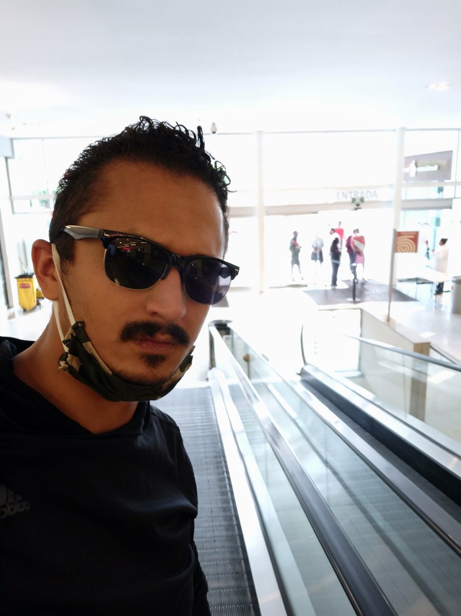 campesinosider1's tweet photo. FASE 2 "EN MALL" fp 5
Una mujer de seguridad me mira dando vueltas por la rampa eléctrica. ¿En donde te metiste pequeño demonio!?
#tvlanguage #coronavirus
#Ladypizza #GuyDebord
#Sismo sisma #performance #dramaticas
#Baudrillard #Lasociedaddelconsumo #CrisisOnInfiniteEarths https://t.co/U49VcTheaL