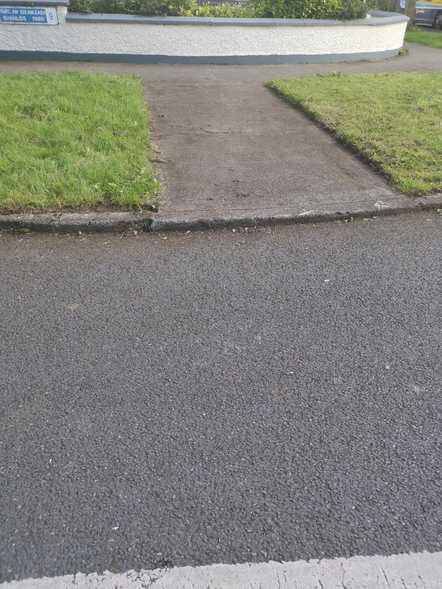 ParkGreenfield's tweet photo. The end result of the fantastic work carried out by the residents of Shanliss Park yesterday! Many thanks to @DubCityEnviro for facilitating collection of bags. #workingtogether #everylittlehelps  @DubCityCouncil @DCCartane_whall https://t.co/AF0DRnP0Xe