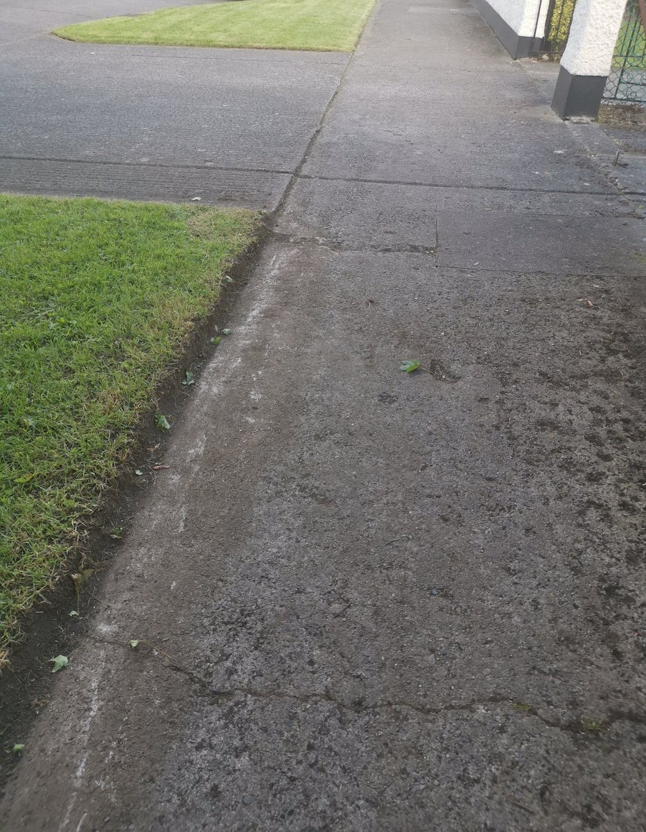 ParkGreenfield's tweet photo. The end result of the fantastic work carried out by the residents of Shanliss Park yesterday! Many thanks to @DubCityEnviro for facilitating collection of bags. #workingtogether #everylittlehelps  @DubCityCouncil @DCCartane_whall https://t.co/AF0DRnP0Xe
