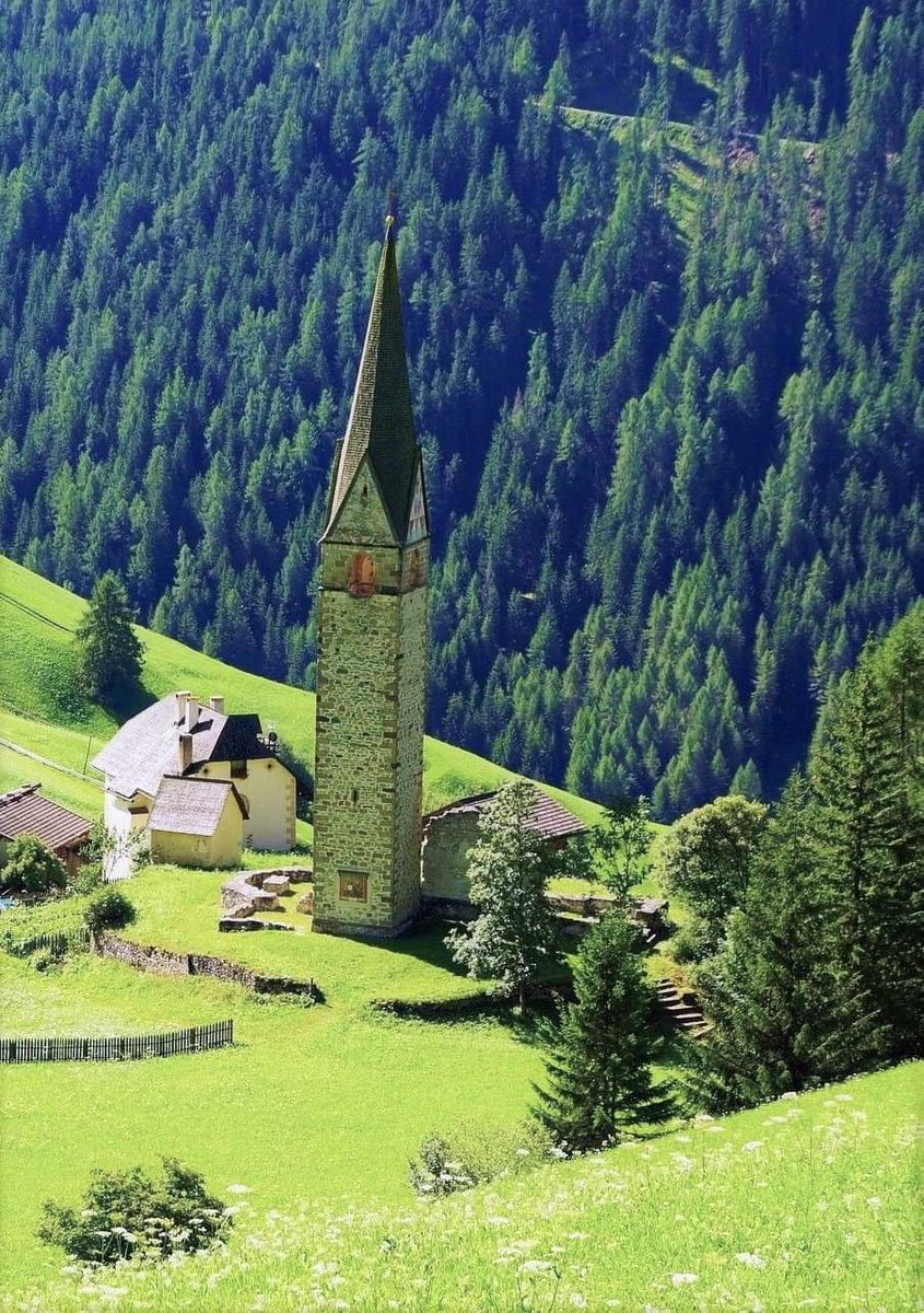 must_travel's tweet photo. La Valle, Alta Badian, #Dolomites, #Italy. #travel #musttravel https://t.co/HspP8DTwYg