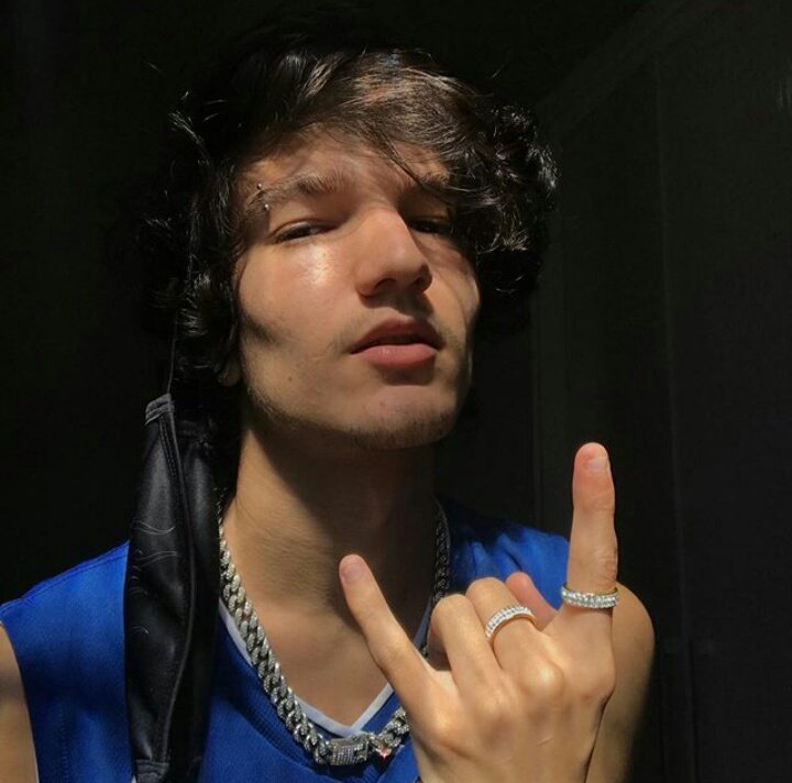 emanuellixy's tweet image. mario

aqui vemos dois produtores de conteúdo do tik tok: a diferença entre eles é que um é extremamente machista, e faz diversas piadas desnecessárias sobre o corpo das mulheres, já o outro procura demonstrar carinho, amor, atenção, com elas, agora adivinha quem é/foi humilhado?