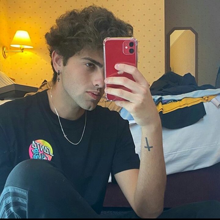 emanuellixy's tweet image. mario

aqui vemos dois produtores de conteúdo do tik tok: a diferença entre eles é que um é extremamente machista, e faz diversas piadas desnecessárias sobre o corpo das mulheres, já o outro procura demonstrar carinho, amor, atenção, com elas, agora adivinha quem é/foi humilhado?