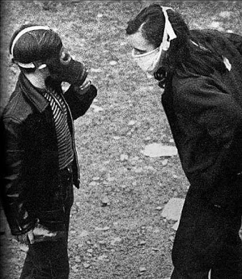 guifos75's tweet photo. Ha mort Paddy Coyle "Petrol Bomber", fou el nen conegut per les seves fotografies a la batalla de Bogside (Derry) el 1969, portant màscara antigas i els còctels molotov. 
Es va convertir en una icona de la resistència nord irlandesa. 
Que la terra et sigui lleu. https://t.co/rVLfJc4rrO